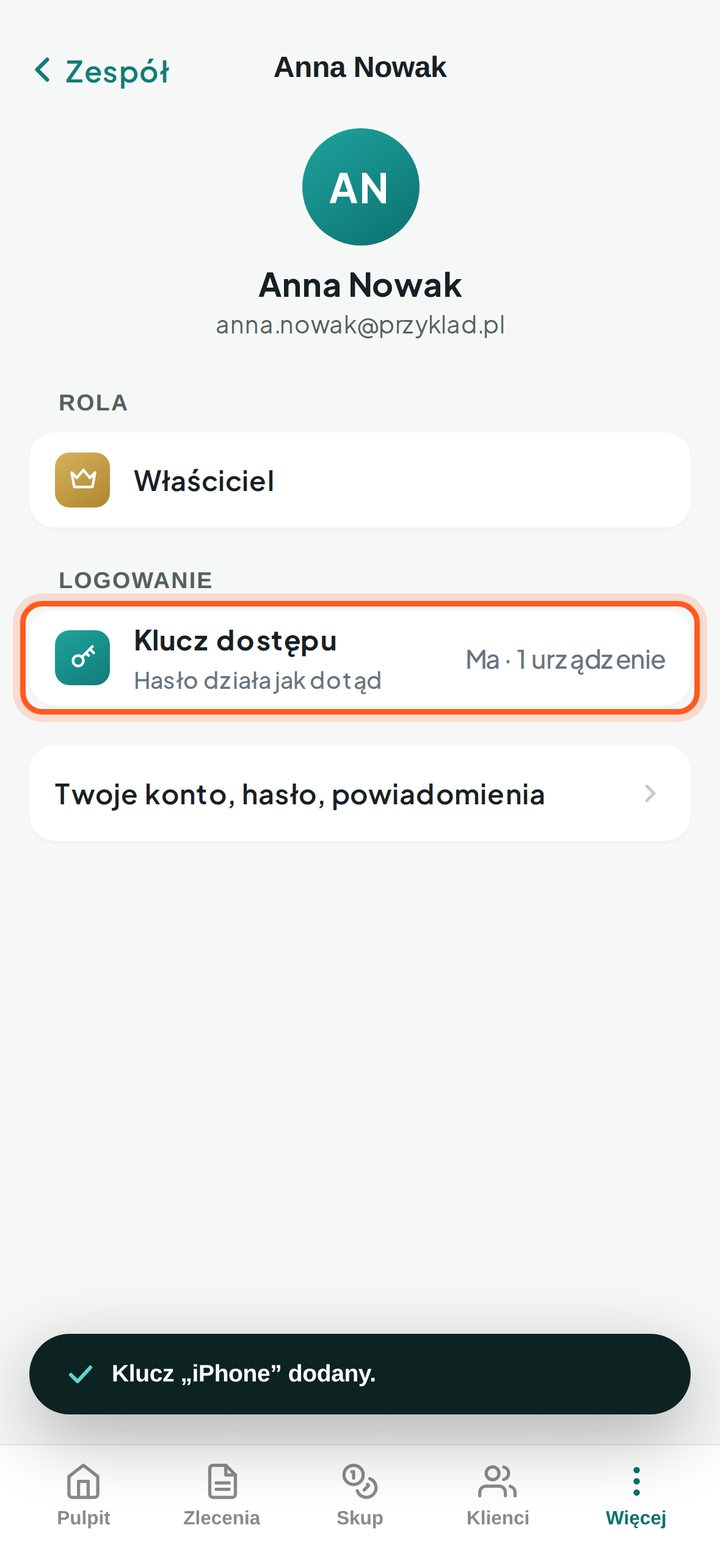 Karta osoby w Zespół i uprawnienia z zaznaczonym wierszem Klucz dostępu (telefon)